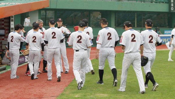 조성환 선수 등번호 2번을 부착한 선수단